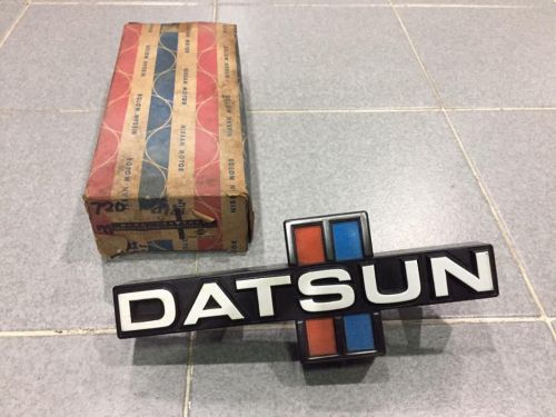 Datsun 720 nissan 720  grille  emblem nos genuine japan