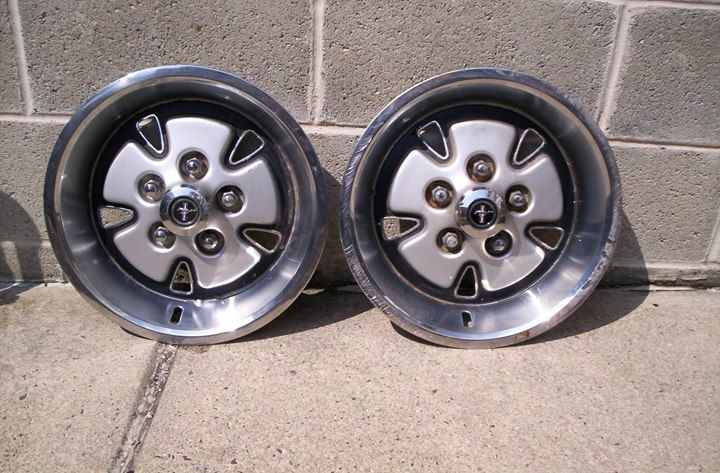 1970 - 73 mustang mach 1 hubcaps (2)