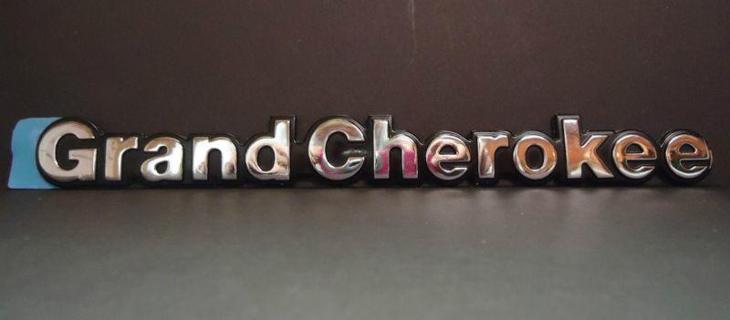 New genuine mopar 1993-1995 "grand cherokee" emblem rh/lh fender part # 55295445