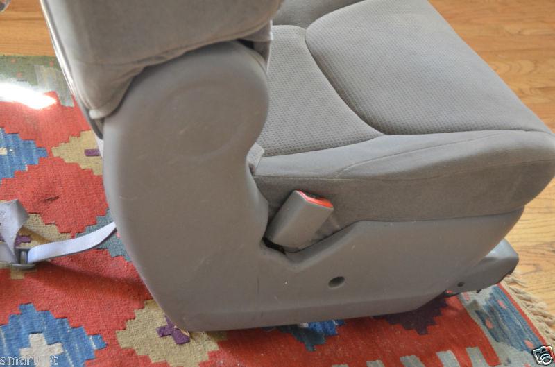 Toyota sienna 2004  2nd row seat. left side. grey fabric, great condition.