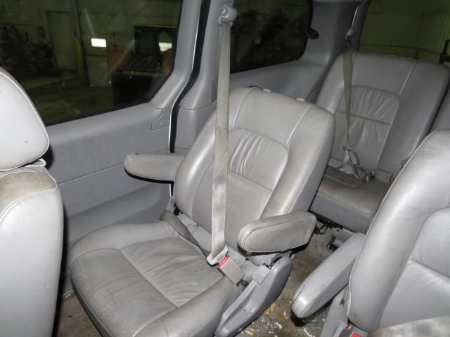 2005 kia sedona rear seat belt & retractor only 2nd row right gray