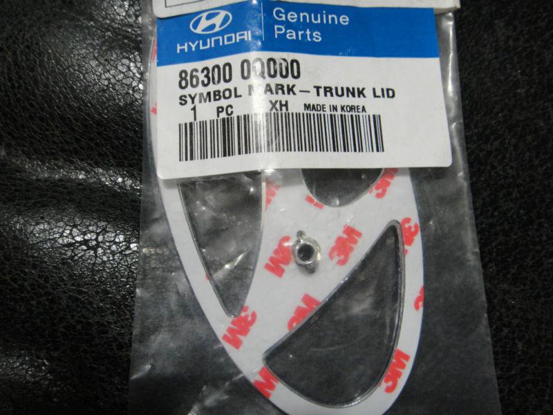 Genuine hyundai trunk lid emblem oem 86300-0q000