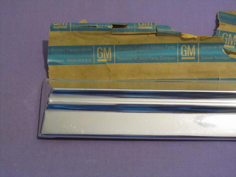 Nos gm 1967 chevrolet impala left side fender moulding