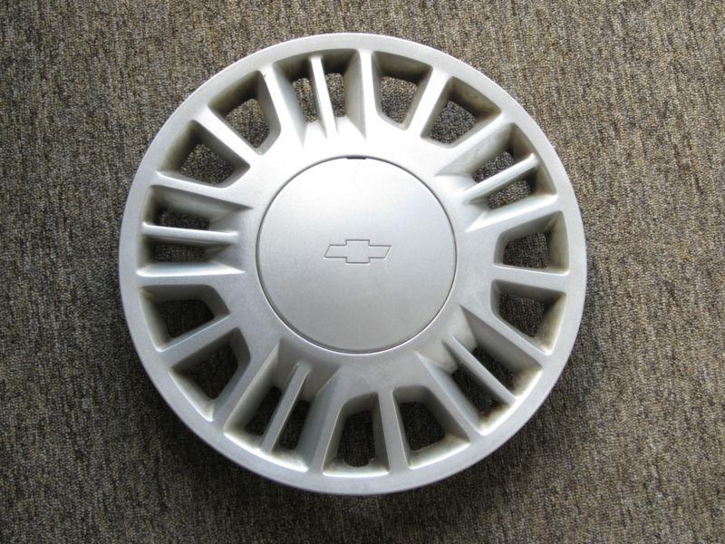 Factory chevrolet hubcap, fits on malibu years 2000 - 2005 car.