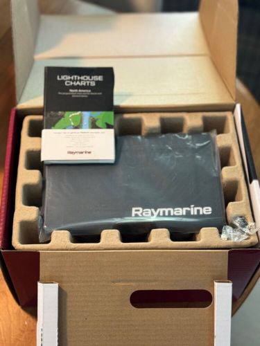 Raymarine axiom 9 rv e70367 w/charts, transducer w rv100 transducer new in box