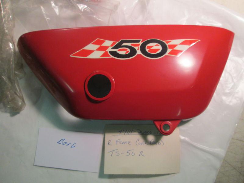 Suzuki ts50 nos oem r/h side cover with decal in red 1971 p.n. 47111-26000-185