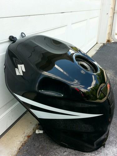 2005 gsxr 600 gas tank with the oem factory gas pump