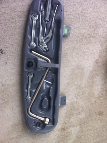 E46 bmw 3 series tool kit  set trunk oem 325i 325xi 330i 330xi 2005 04