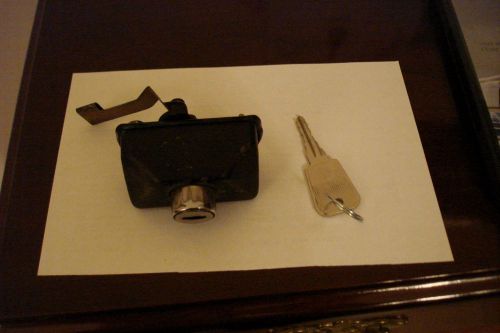 Mercedes  w123  trunk lock with key,