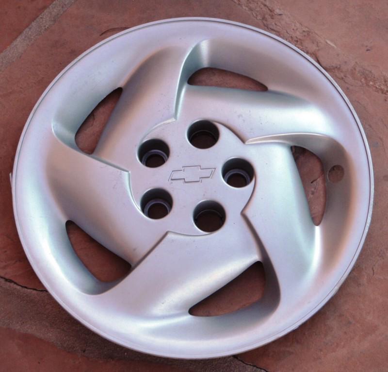 1992 1994 1996 1997 1998 93 95 97 99 chevy cavalier beretta hubcap oem 14" inch