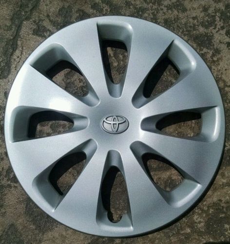 Toyota oem 15&#034; prius c hubcap wheel cover looks awesome!