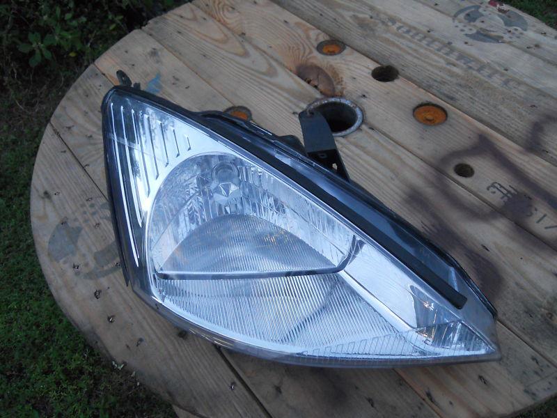 01 ford focus right headlight nice!  passenger