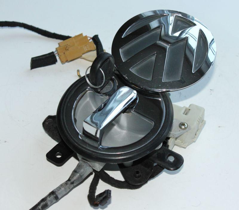 00 01 02 vw beetle trunk lid liftgate rear emblem lock actuator handle w/ key