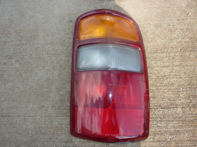 00 01 02 03 suburban tahoe yukon right passenger rh side tail lightlamp 16525376