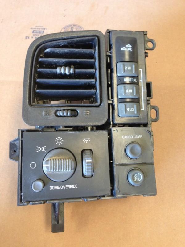 02 silverado 2500 vent bezel w/ 4x4 switches & dome light switch 13689