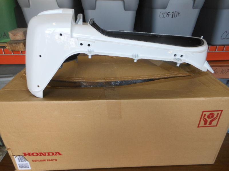 Nos honda 2004 2005 gl1800 gl1800a r. body 81211-mca-000zq arctic white