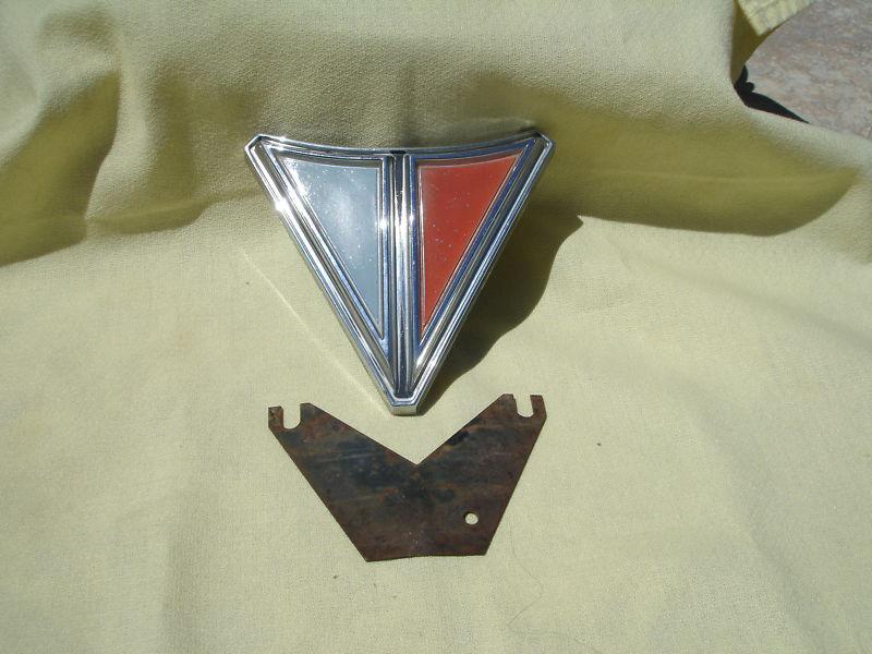 1965 1966 65 66 plymouth valiant grill emblem badge mounting bracket 2449700