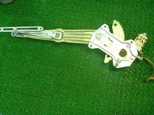 Suzuki alto 1997 front right door regulator [8413120]