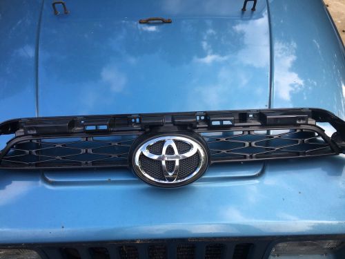 2014 -2016 toyota 4runner sr5 / trail factory black front upper grill w/ emblem