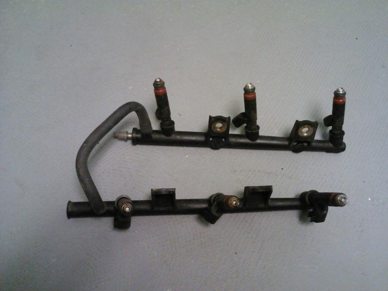 Ford taurus fuel injector rail front and back