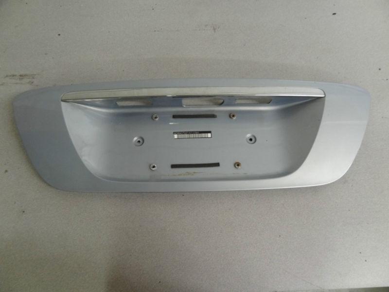 2000 - 2006 mercedes w220 s430 s500 trunk lid center trim license plate oem