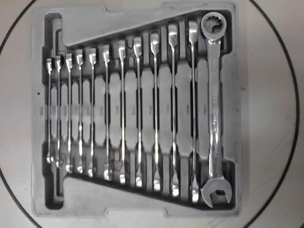 Practically new 12 pc gearwrench set