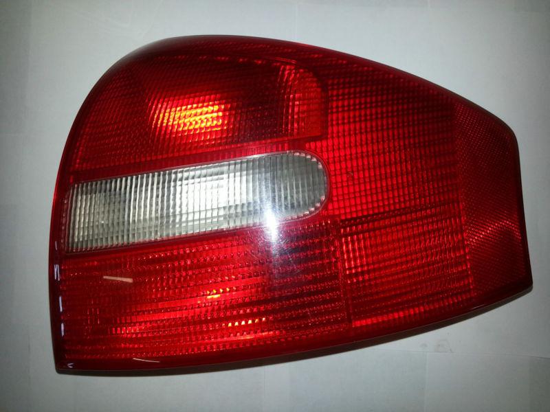 Passenger side rear audi tail light 4b5 945 09a