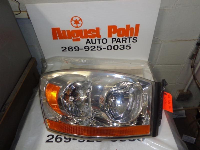 06 dodge ram 1500 pickup r. headlight w/o black bezel 571887