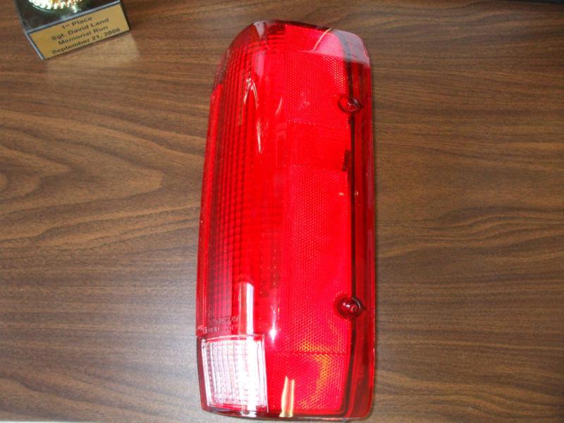 Ford tail light right hand side tyc part number 11-1885-01 