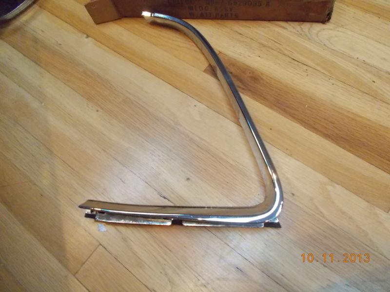 Nos 1969 1970 ford galaxie body side boomerang moulding lh