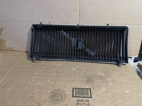 ‼️‼️ oem 1986-1993 volvo 244dl 240 front grille assembly w/ emblem with clips