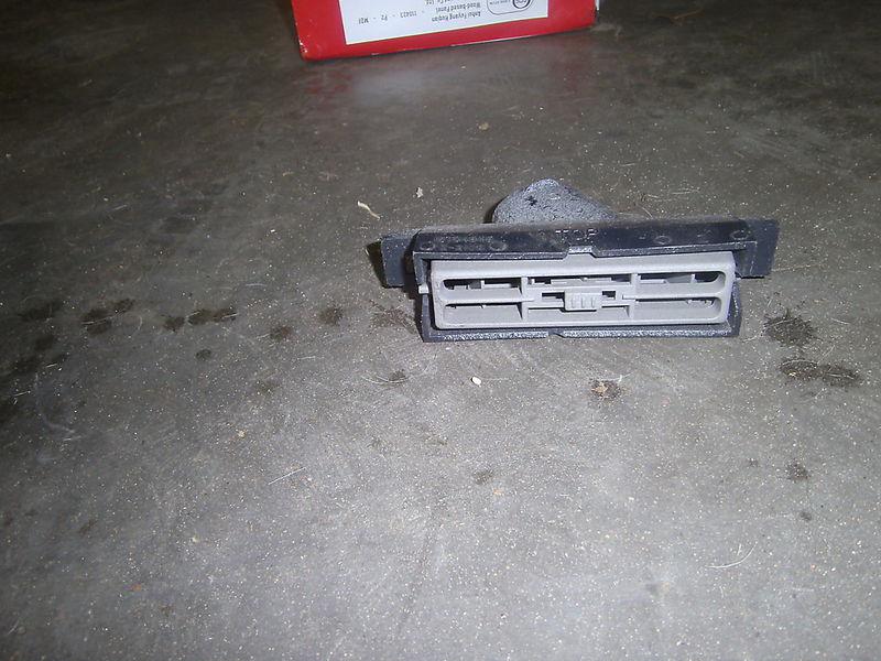 Gray lower dashboard a/c vent - 95-99 chevy/gmc truck suburban tahoe