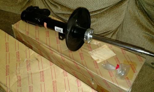 Toyota prius  oem struts front pair 2004-2009