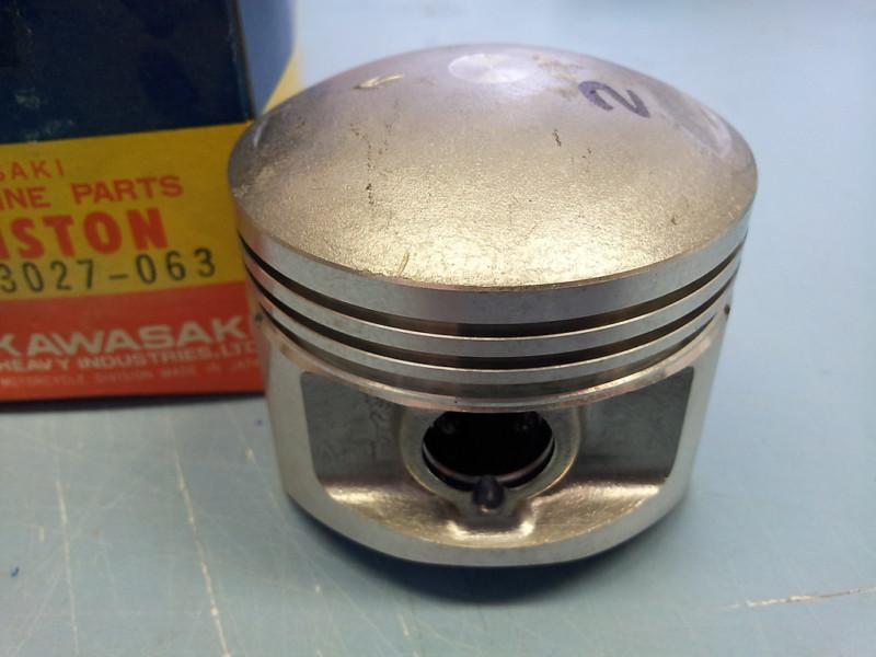 Kawasaki kz400 z 400 d s 1974-1975 piston 2nd oversize 13027-063 nos