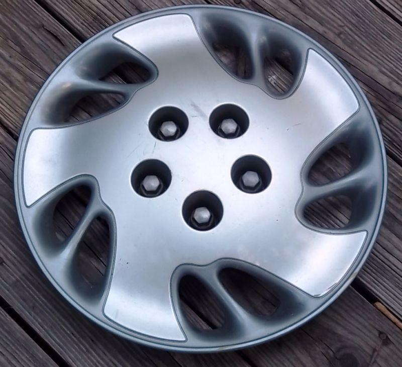 Chevy malibu hubcap 2000-2003  fits 15 inch wheels