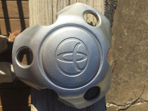 Toyota tacoma center cap / hub cap new old stock oem part 2001,2002,2003,2004