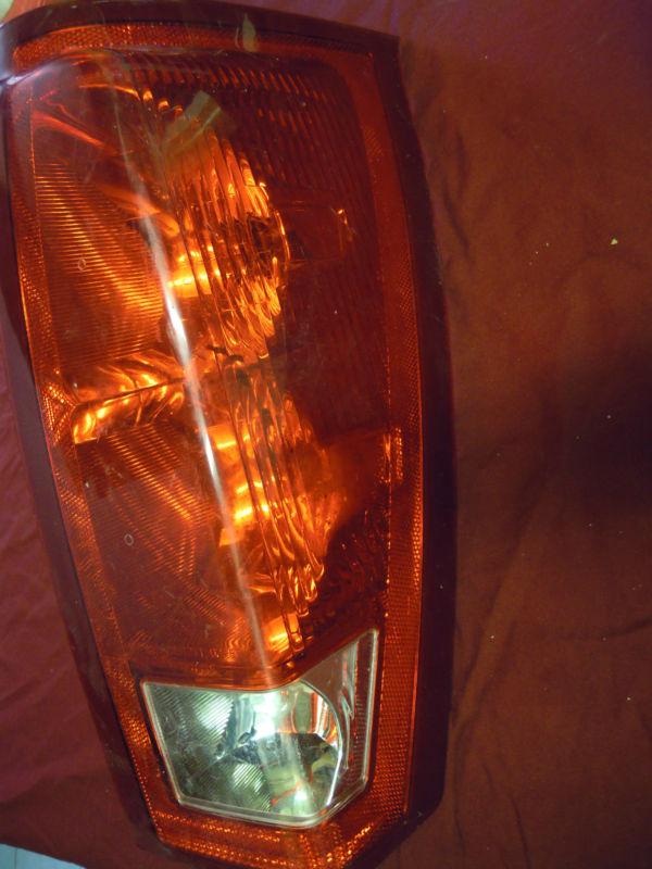 02 03 04 05 06 chevrolet avalanche left taillight