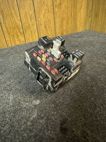 1999-2006 yukon silverado tahoe suburban escalade fuse relay box 15770992-01