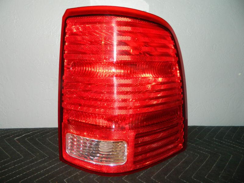 Oem 2002-2005 ford explorer right/  passenger side tail light assembly 