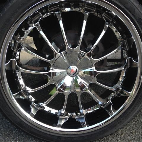 Set of 4 22&#034; rims w/ tires included