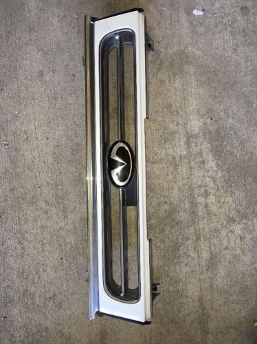 90 91 92 infiniti m30 grille upper 513194 (white)