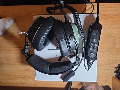 David clark dc1xm noise canceling aviation headset.