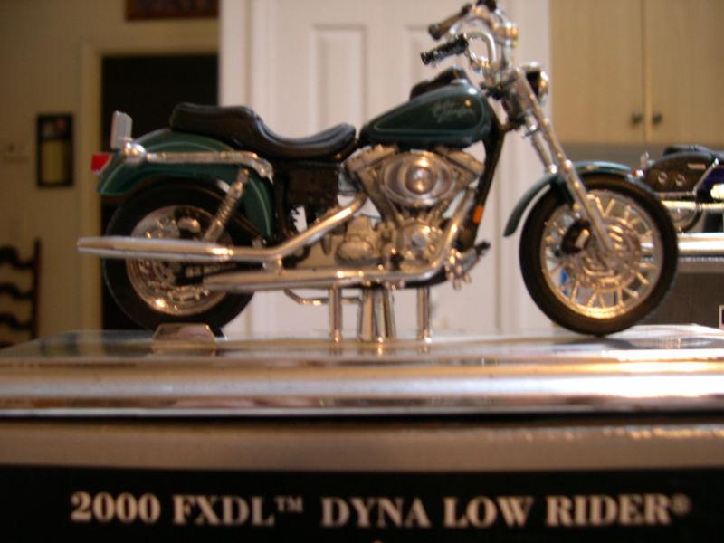 Harley 2000 fxdl dyna low rider 1:18 scale motorcycle model boxed