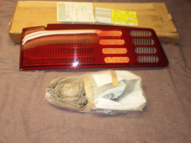 Ford 89,91 taurus tail lamp lens lh orig. ford nos