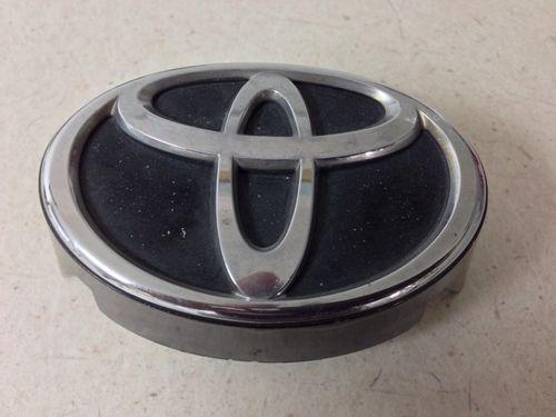 Front grille emblem toyota