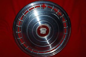 Vintage 1978 cadillac 16 inch hubcap good condition red emblem free shipping