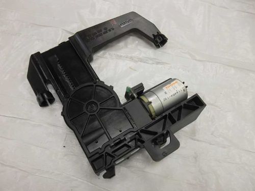 Front seat headrest motor mercedes benz e500 e320 03 04 05 06 2006 2005 2004