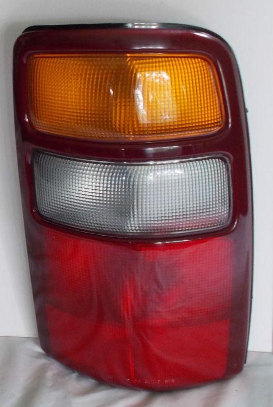 Suburban tahoe yukon 00-03 taillamp light rear brake light pass side right rh 