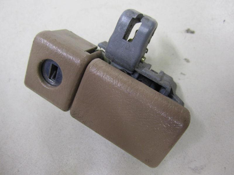 Toyota avalon  95 96 97 98 99 1995-99 glovebox latch & lock without key, tan