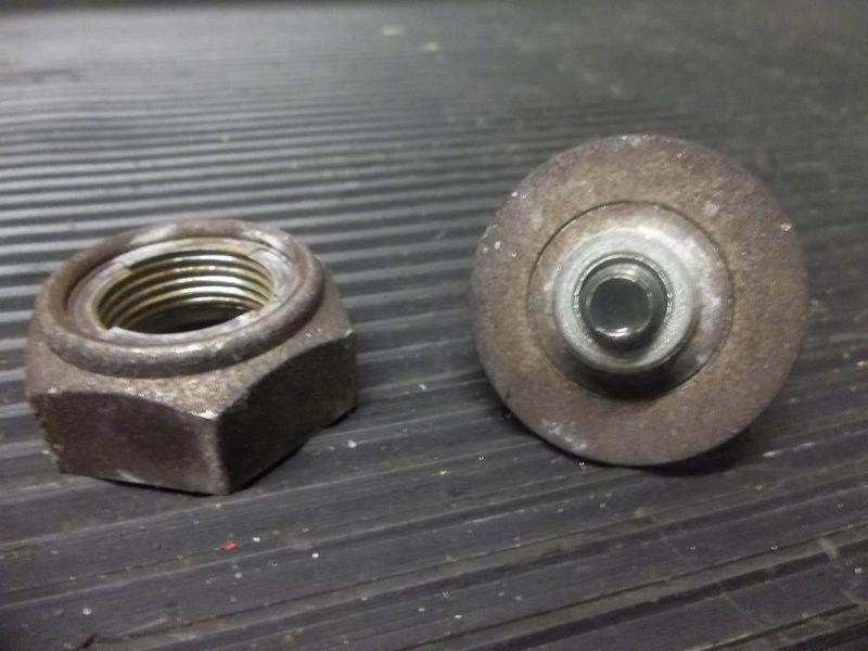 02 suzuki bandit 600 s - front sprocket lock nut